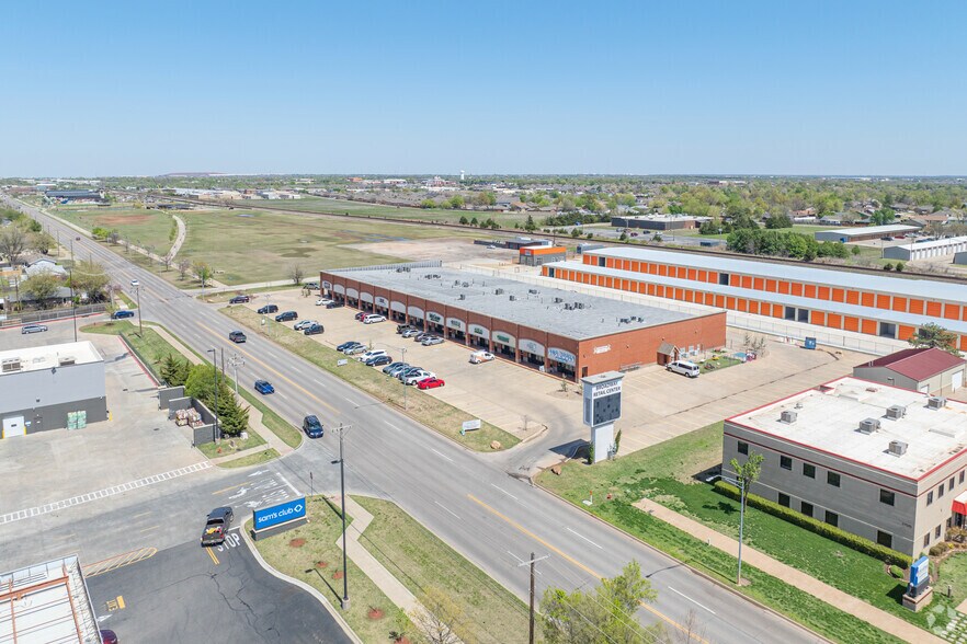 More Photos Of 1700-1704 S Broadway St, Moore General Retail For Lease