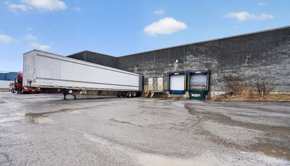 More Photos Of 2500-2550 Rue Cohen, Montréal Warehouse For Sale