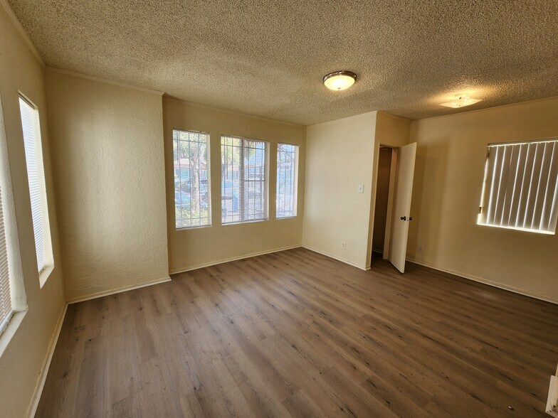 More Photos Of 526-534 W 47th St, Los Angeles Apartments For Sale