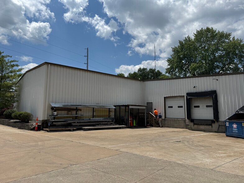 More Photos Of 3025 N Saint Peters Pky, Saint Peters Showroom For Sale