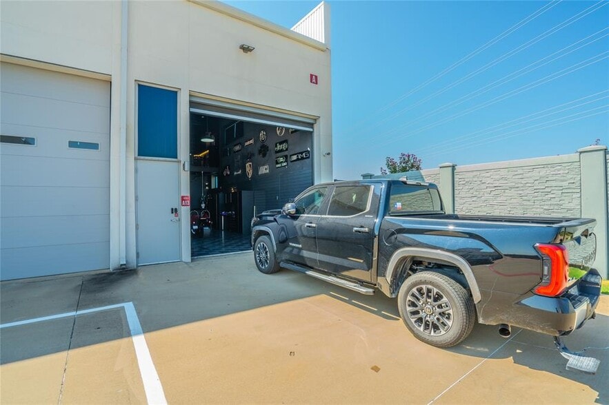 More Photos Of 2137 Chelsea Blvd, Allen Self Storage For Sale