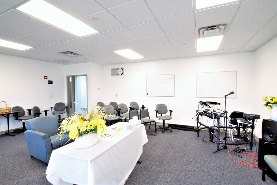 More Photos Of 14240 Dante Ave, Dolton Loft Creative Space For Lease