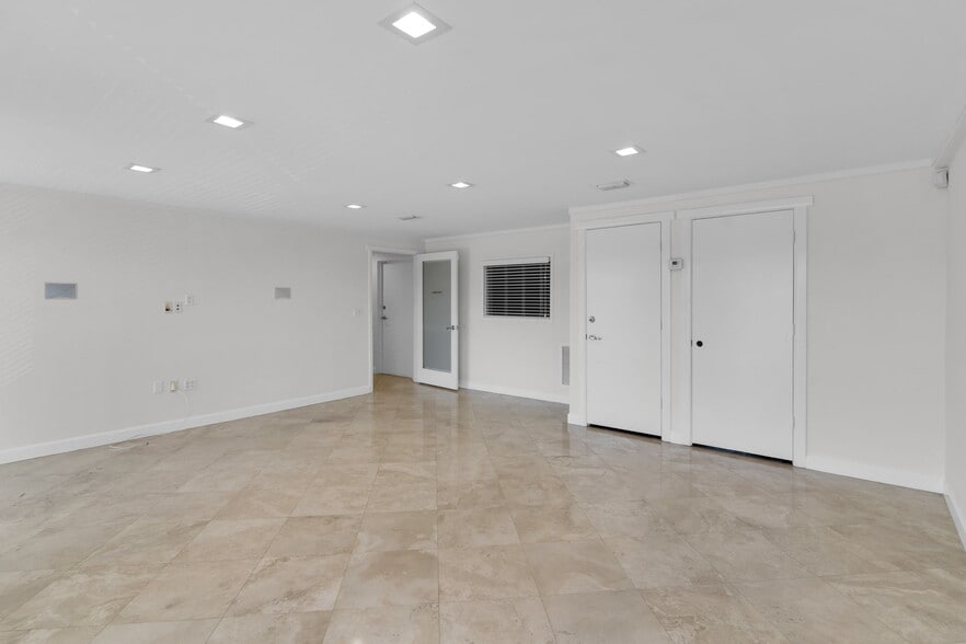 More Photos Of 8200-8358 NW 30th Ter, Doral Warehouse For Lease