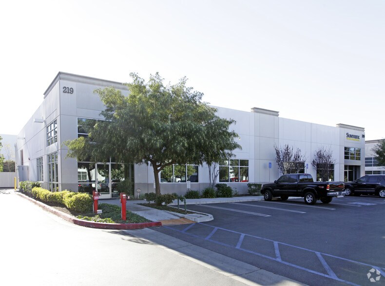 Primary Photo Of 5 Holland, Irvine Warehouse For Lease