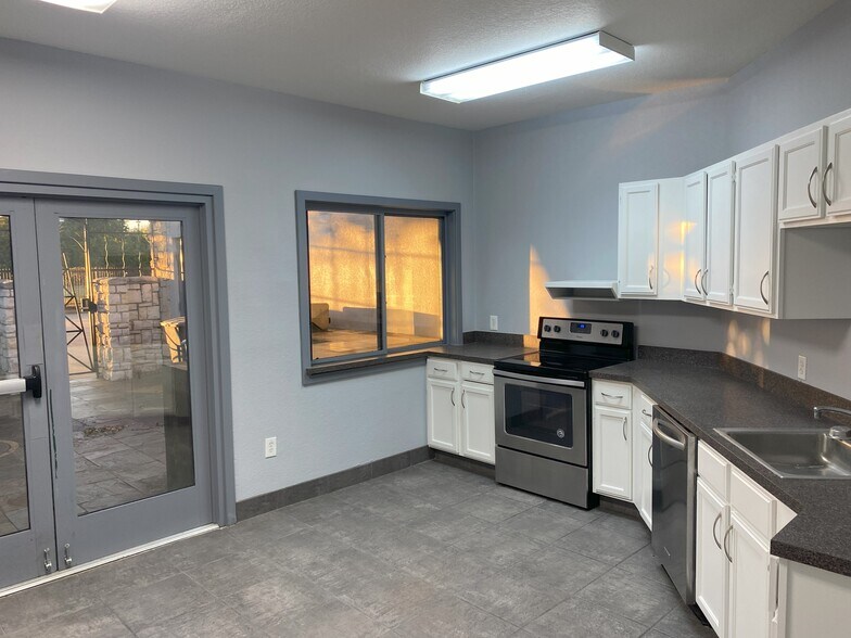 More Photos Of 2221 Avenue J, Arlington Showroom For Lease