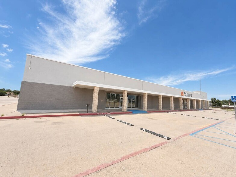 More Photos Of 1000 S Main St, Roswell Freestanding For Sale
