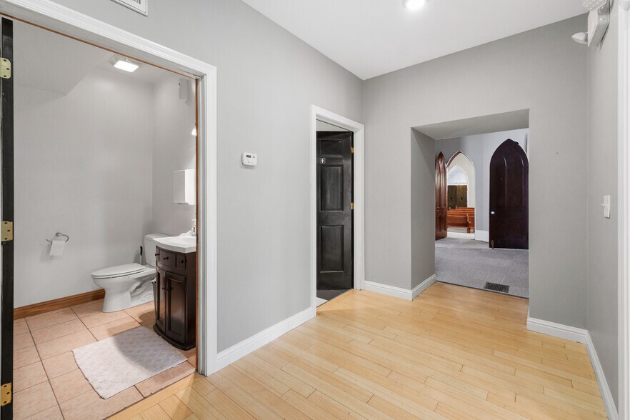 More Photos Of 311 17th St, Ashland Loft Creative Space For Sale