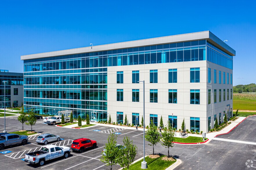 More Photos Of 2600 NE 11th St, Bentonville Office For Lease