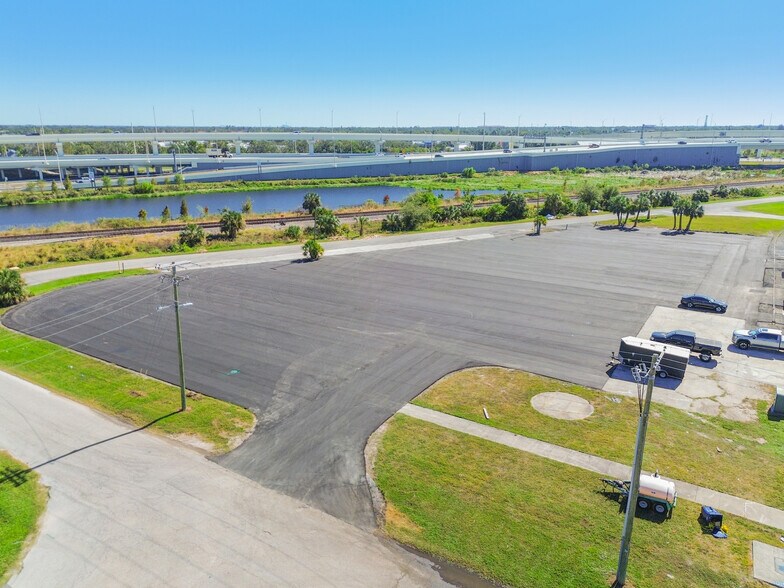 More Photos Of 3900 W Coachman Ave, Tampa Warehouse For Lease