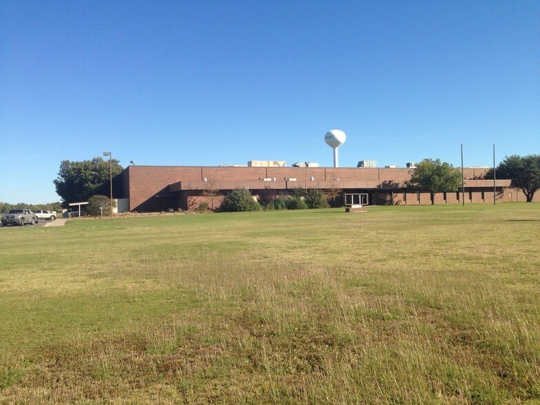 More Photos Of 711 W 9th St, Hobart Manufacturing For Lease