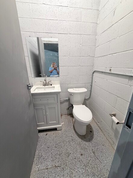 More Photos Of 21 Nursery Ln, Rye Warehouse For Lease