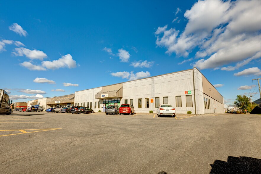 More Photos Of 3401-3421 Boul Industriel, Laval Light Distribution For Lease