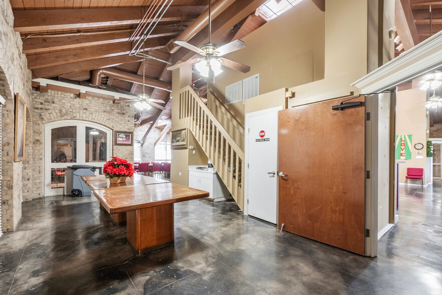 More Photos Of 660 S Zang Blvd, Dallas Office For Lease