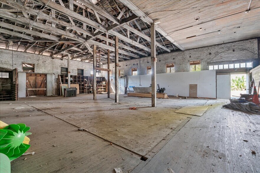 More Photos Of 710 SE 2nd St, Gainesville Warehouse For Lease