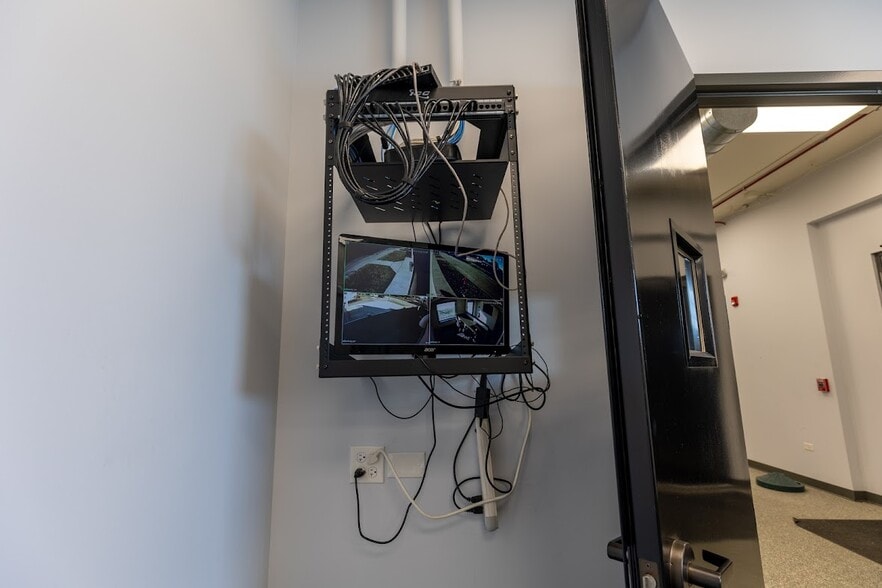 More Photos Of 9300 W Ogden Ave, Brookfield Office For Lease