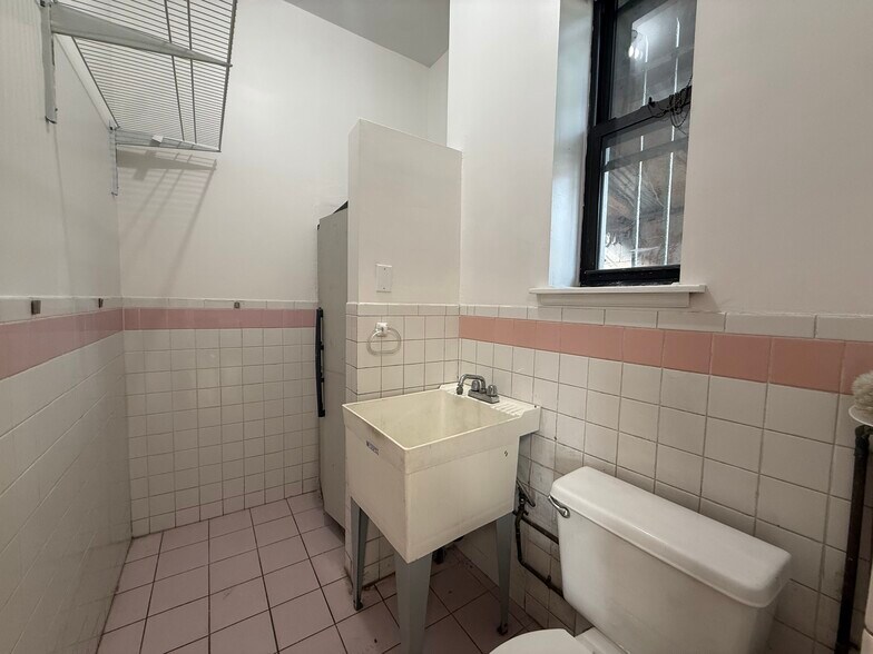 More Photos Of 3801 Vernon Blvd, Long Island City Storefront For Lease