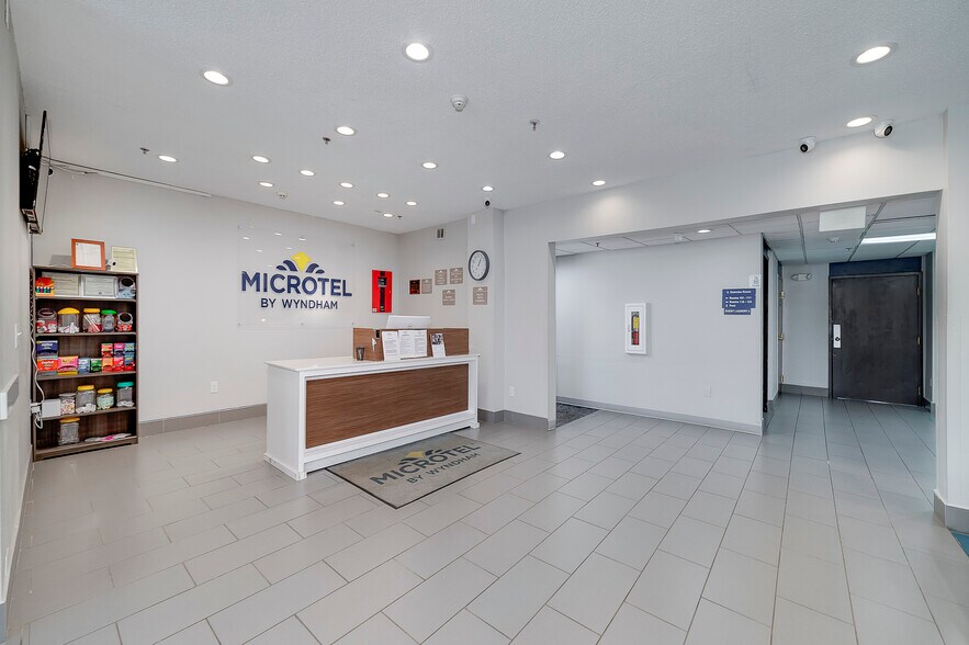 More Photos Of 195 Country Club Dr, Stockbridge Hotel For Sale