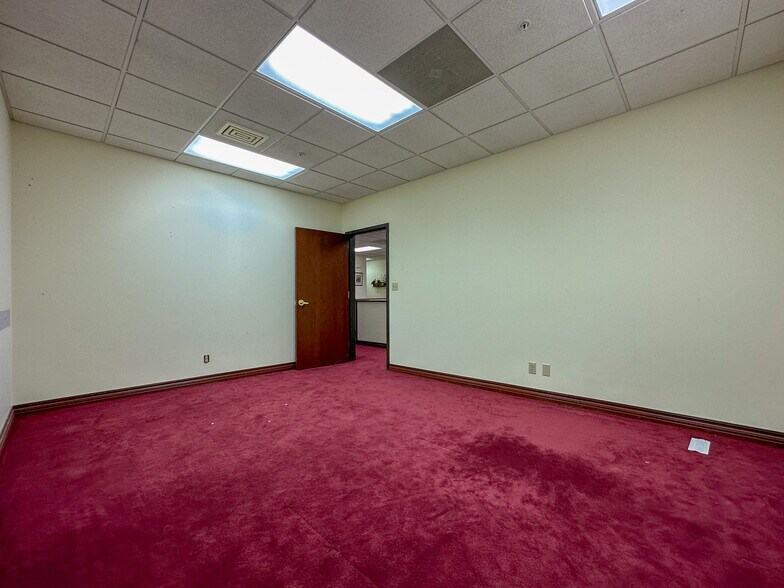 More Photos Of 200 S 6th St, Springfield Office For Lease
