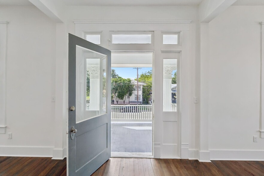 More Photos Of 321 E Dewey Pl, San Antonio Office For Sale