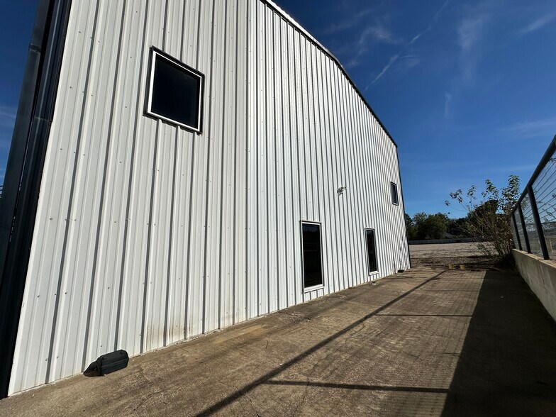 More Photos Of 3015 Burleson Blvd, Burleson Warehouse For Sale