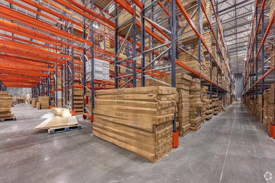 More Photos Of 300 Sub Way, Milford Warehouse For Lease