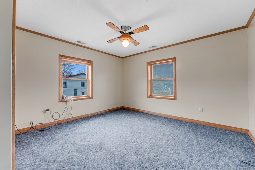 More Photos Of 154 Bridge St, Junior Restaurant For Sale