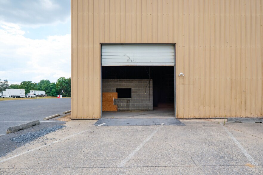 More Photos Of 1680 Country Club Rd, Harrisonburg Flex For Lease