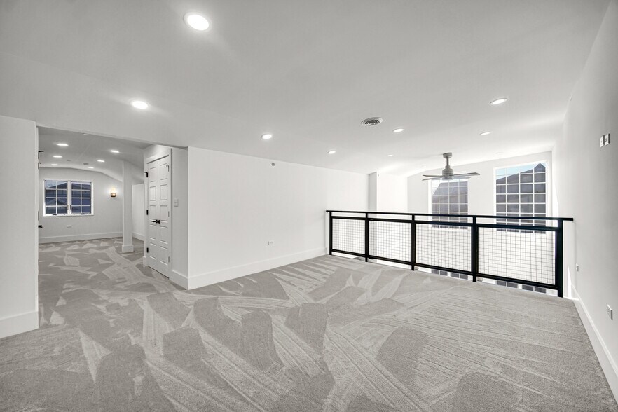 More Photos Of 2244 Ferry Rd, Naperville Flex For Sale