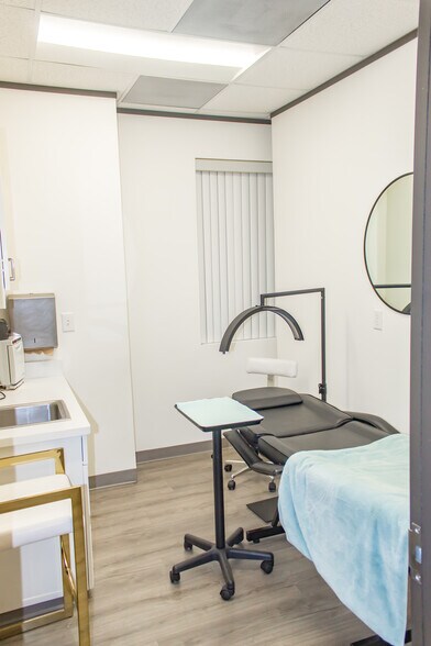 More Photos Of 1330 Kingwood Dr, Kingwood Medical For Lease