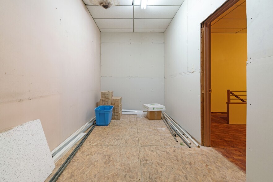 More Photos Of 20 North Plz, Paris General Retail For Sale