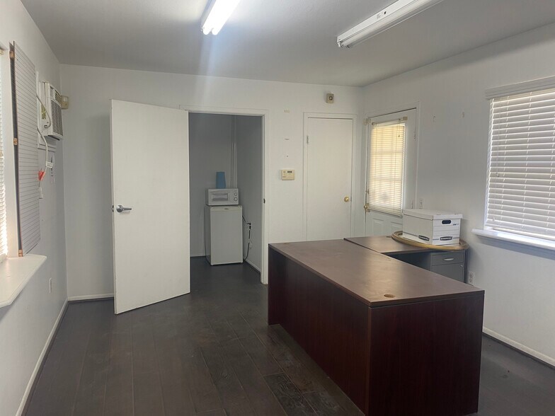 More Photos Of 424 Grand Ave, Bacliff Office For Sale