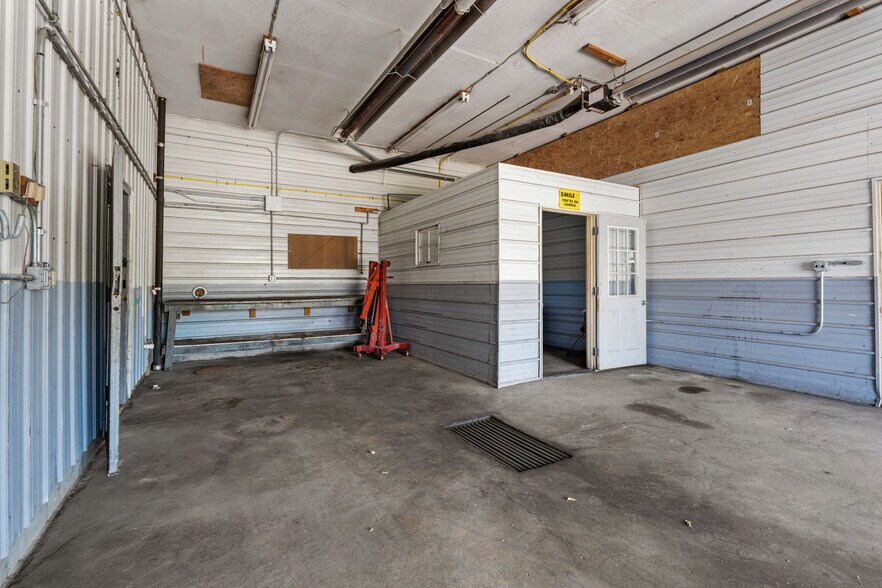 More Photos Of 3401 W Oakland Ave, Austin Truck Stop For Sale