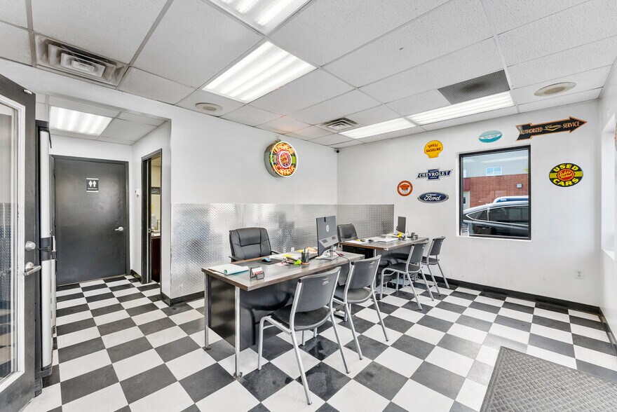 More Photos Of 4201 E Lake St, Minneapolis Auto Dealership For Sale