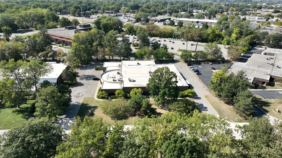 More Photos Of 15162 S Commerce Dr, Dearborn Research And Development For Sale