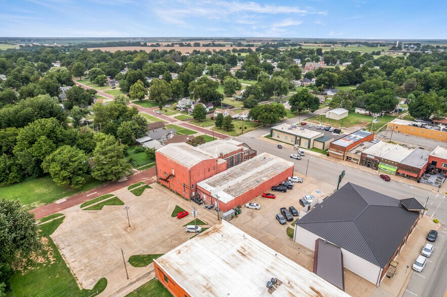 More Photos Of 115-117 W Grand Ave, Tonkawa Storefront Retail Office For Sale
