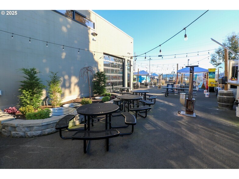 More Photos Of 790 N Bayshore Dr, Coos Bay Freestanding For Sale