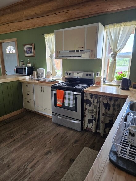 More Photos Of 1080 Stack Valley Rd, Cariboo Hotel For Sale