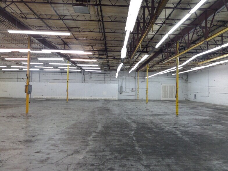 More Photos Of 2602 W Holly St, Phoenix Warehouse For Lease