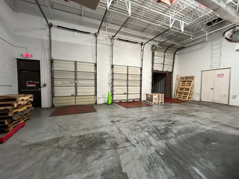 More Photos Of 909 E Orchard St, Mundelein Research And Development For Lease