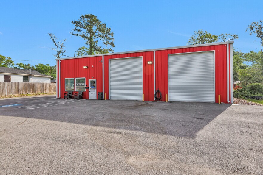 More Photos Of 1308 N Frazier St, Conroe Service For Sale