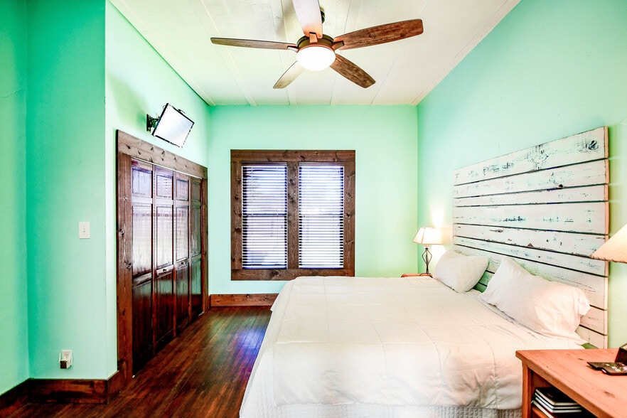 More Photos Of 512 N Travis St, Granbury Hospitality For Sale