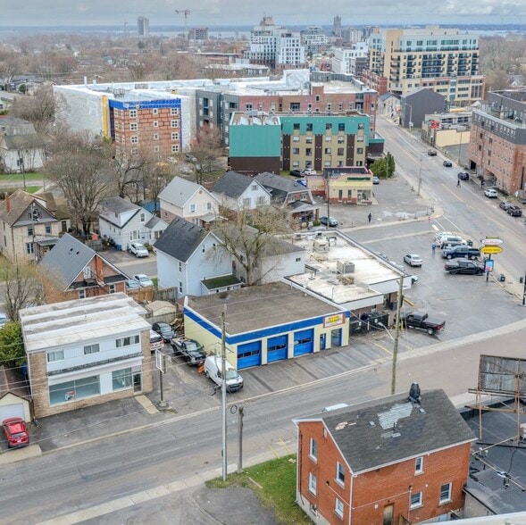 Primary Photo Of 471 Macdonnell St, Kingston Auto Repair For Sale