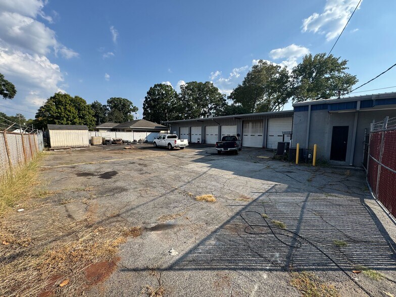 More Photos Of 3372 Dogwood Dr, Atlanta Auto Repair For Sale