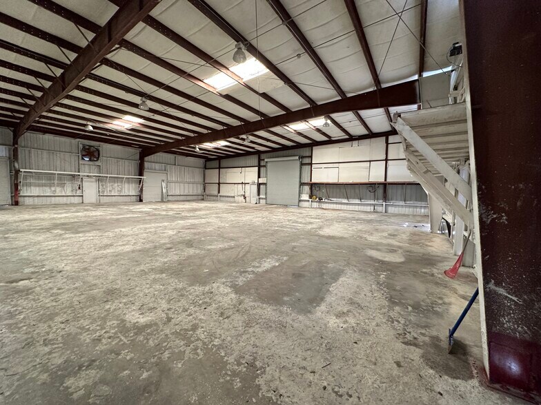 More Photos Of 18715 Colonial Dr, Orlando Warehouse For Lease
