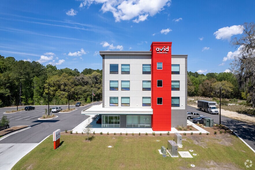 More Photos Of 9 Gateway Blvd W, Savannah Hotel For Sale