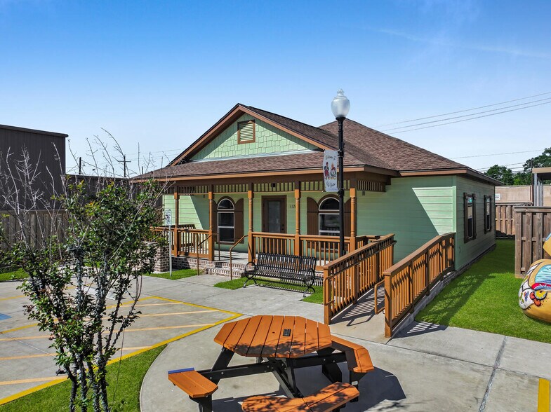 Primary Photo Of 1120 Atlanta Ave, Nederland Office For Sale