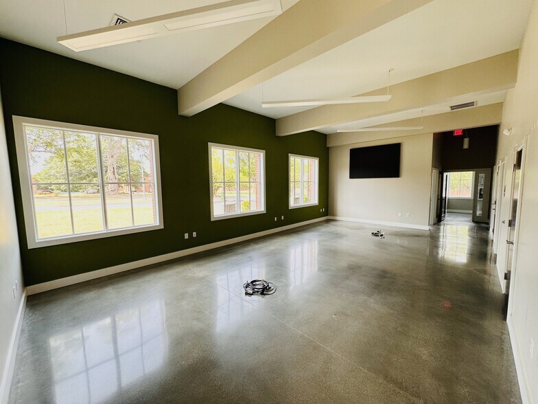 More Photos Of 433 SE Main St, Simpsonville Office For Lease