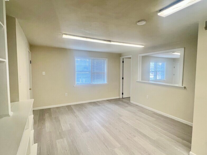 More Photos Of 706 Willow St, Southampton Office For Lease