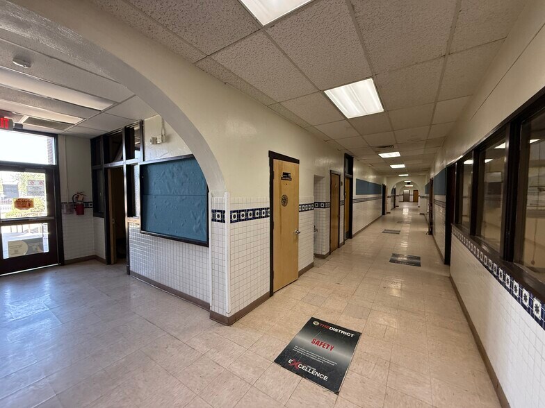 More Photos Of 7090 Alameda Ave, El Paso Schools For Lease