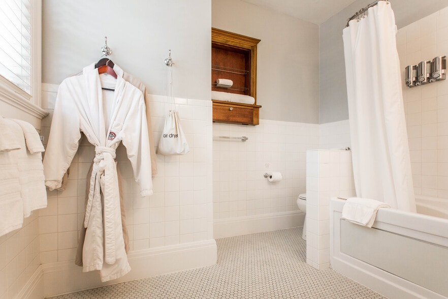 More Photos Of 116 E 46th St, Kansas City Hospitality For Sale